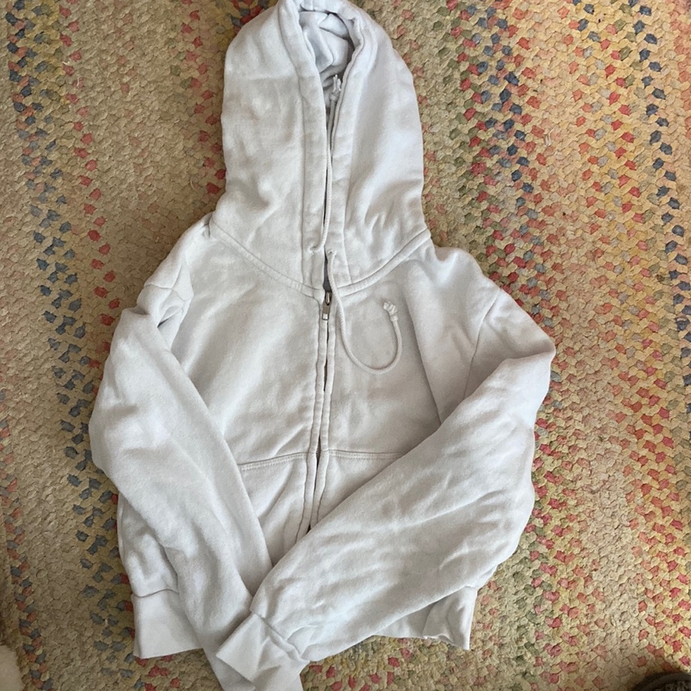 SUPER CUTE CROPPED BRANDY MELVILLE SWEATER